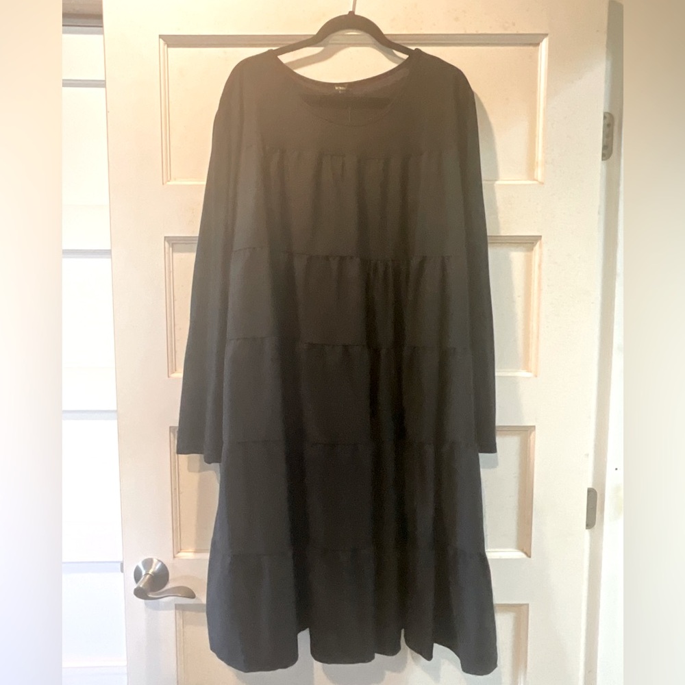 NWT! Vonda long-sleeve, tiered, loose fitting, mixed fabric black dress. Size 5X